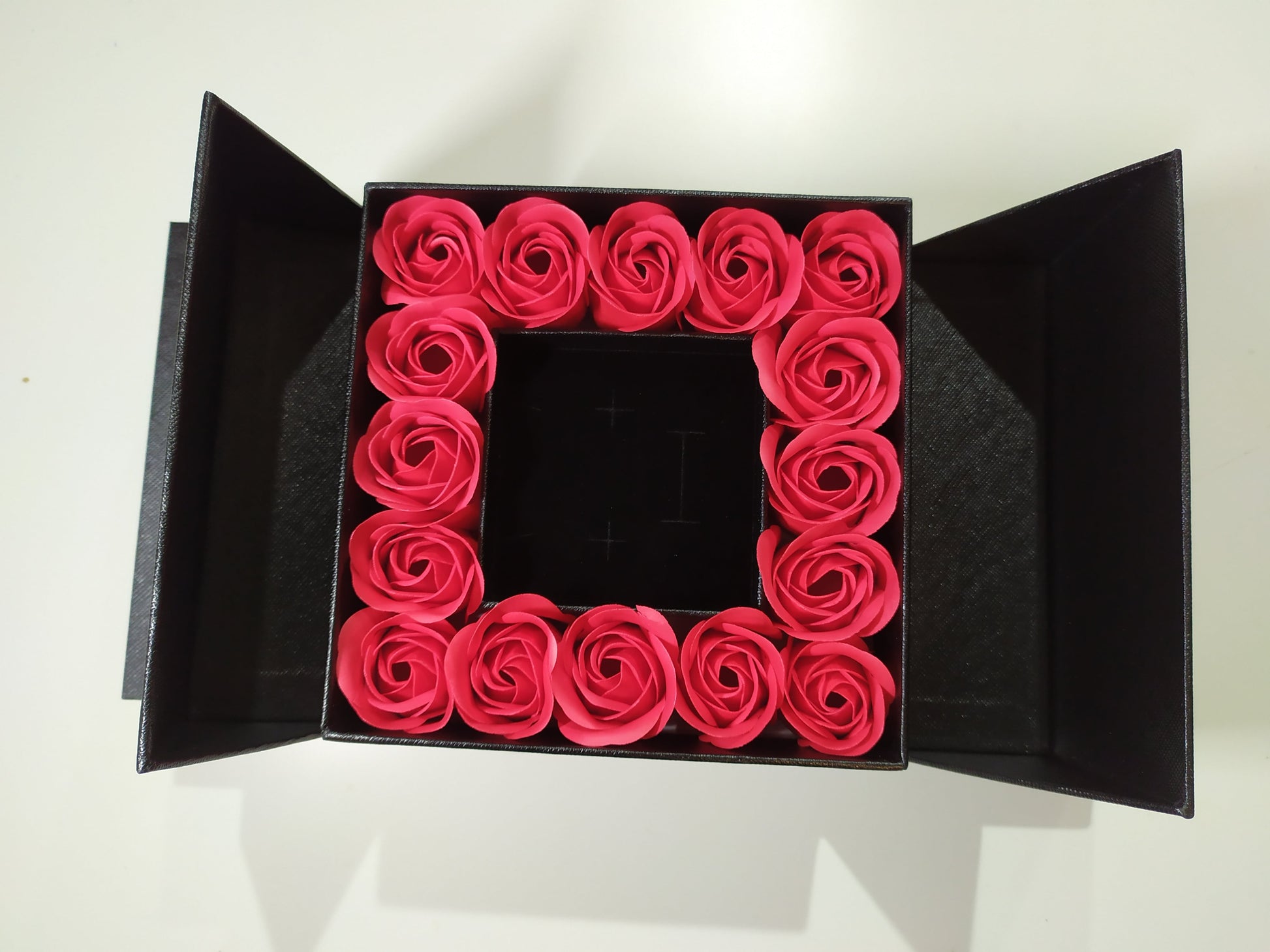 Caja de regalo con 16 rosas artificiales - additional image 10