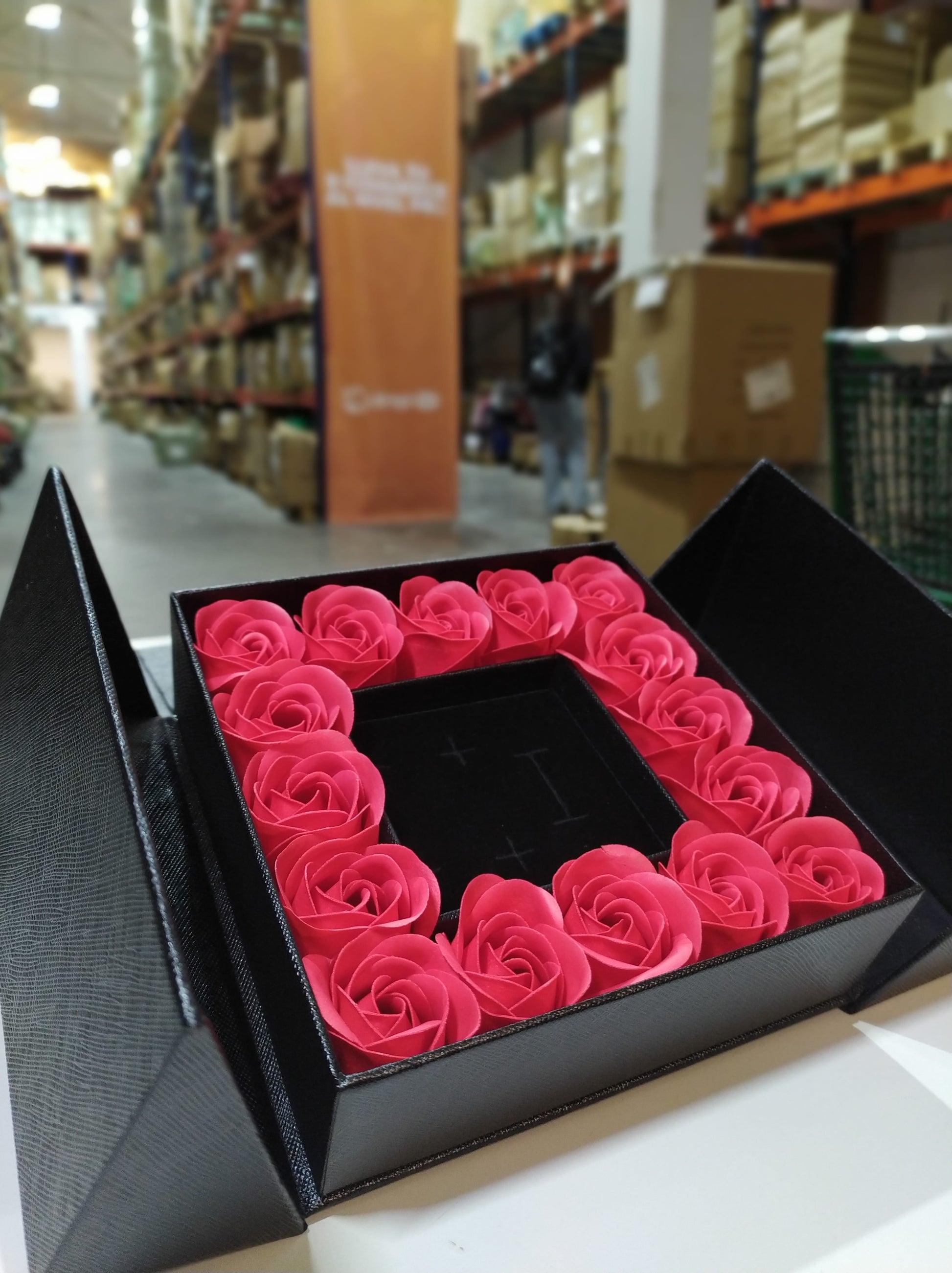 Caja de regalo con 16 rosas artificiales - additional image 15