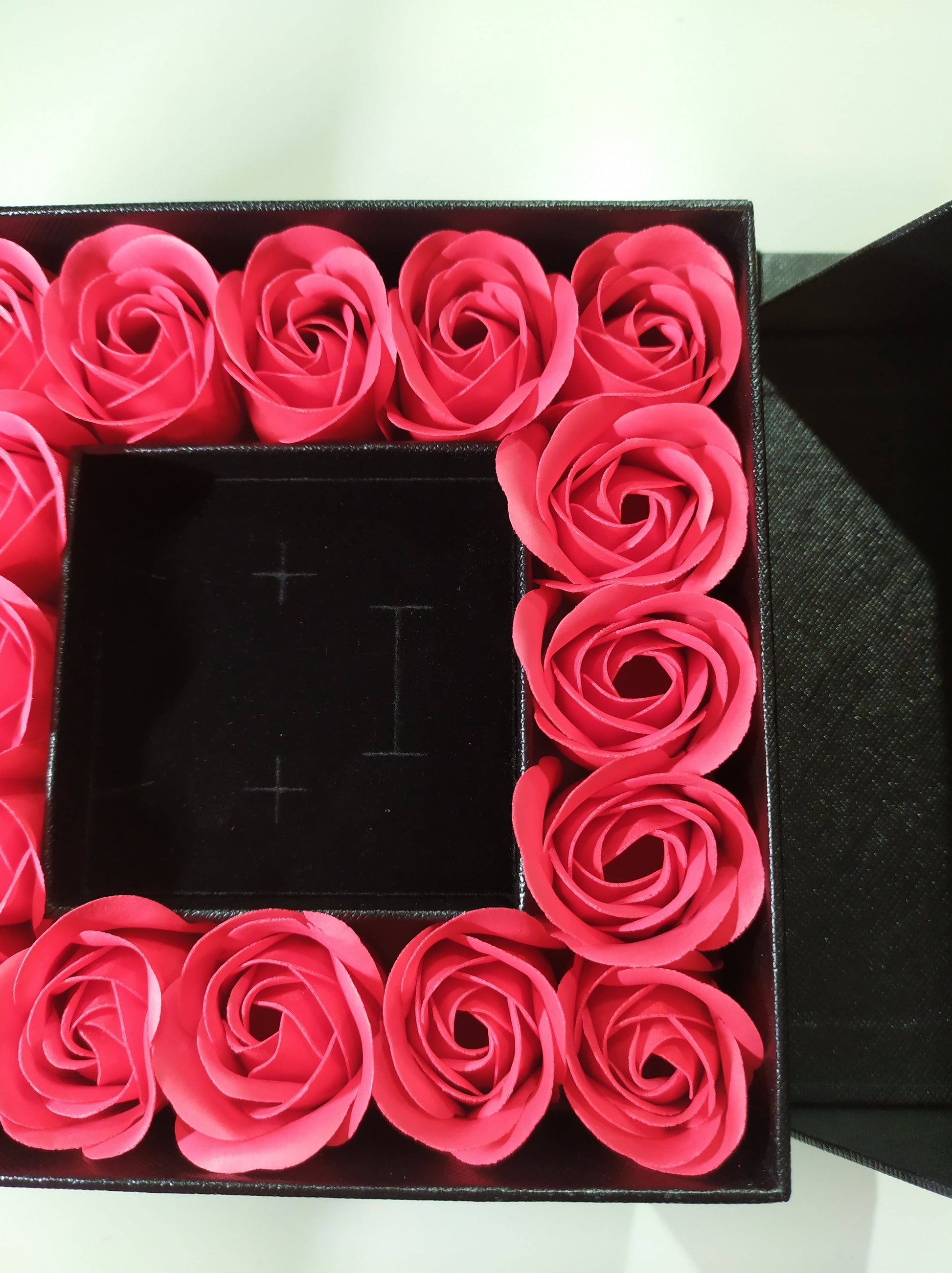 Caja de regalo con 16 rosas artificiales - additional image 8